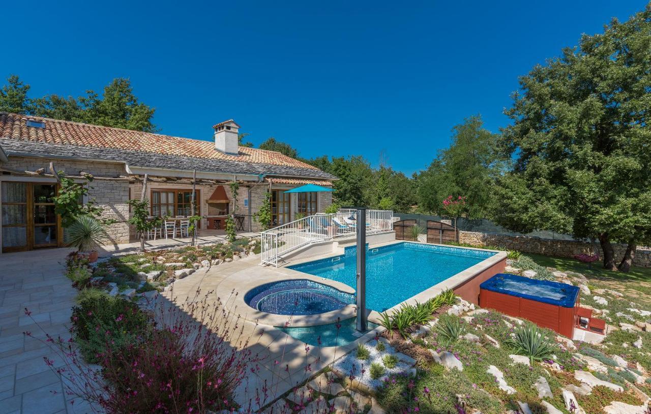 Family Villa Lipica With Private Pool And Jacuzzi Pazin Exterior photo