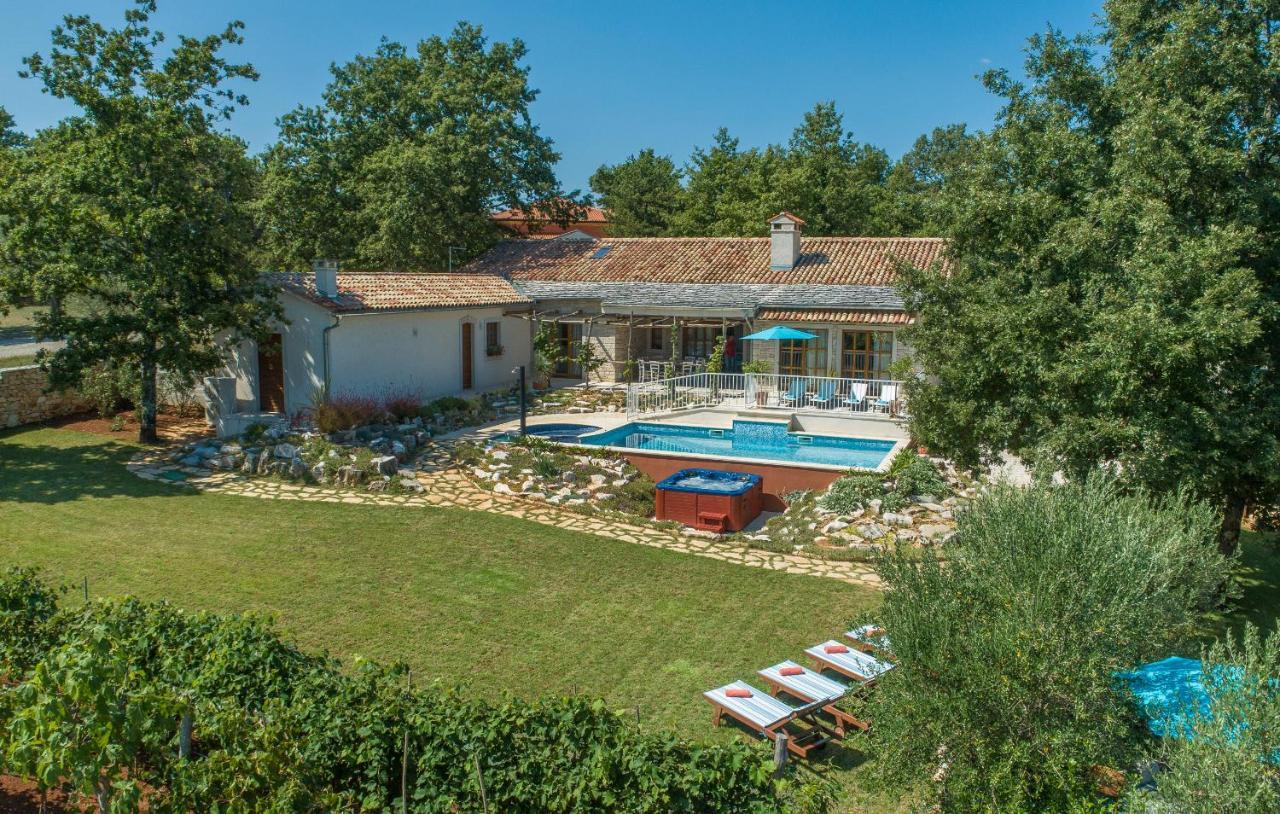 Family Villa Lipica With Private Pool And Jacuzzi Pazin Exterior photo