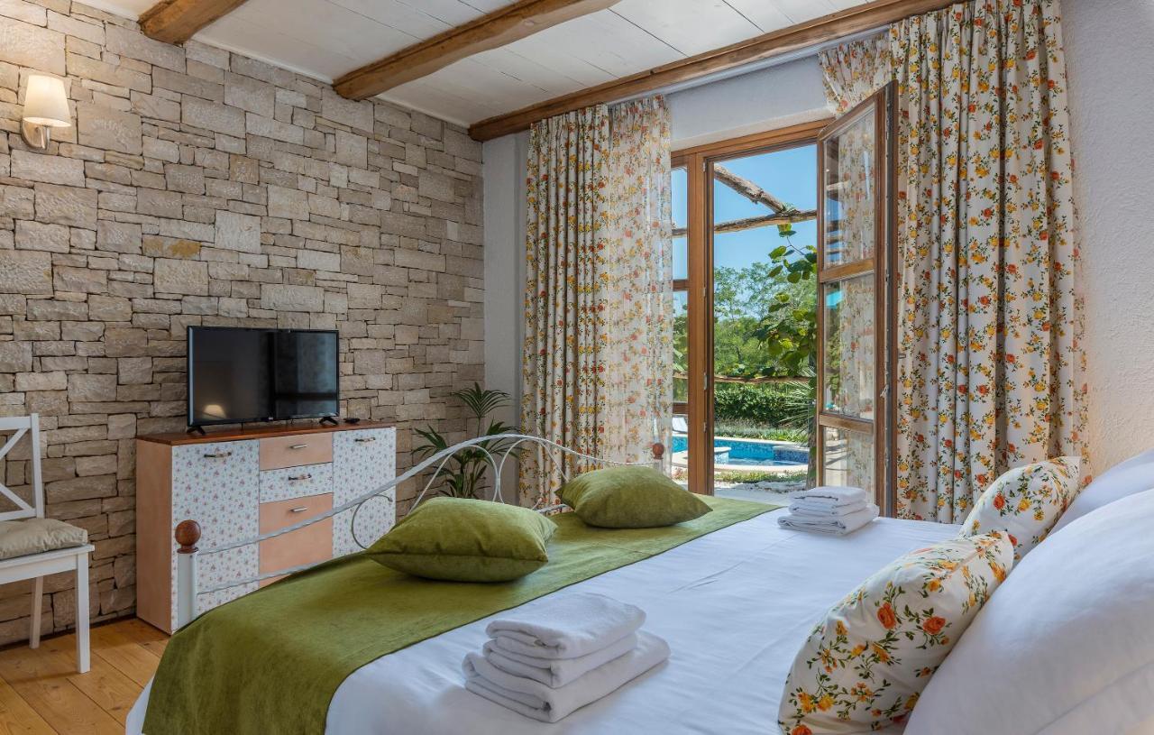 Family Villa Lipica With Private Pool And Jacuzzi Pazin Exterior photo